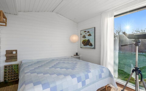 Gustav - 50M from the Sea: Madera, Habitación, Techo, Diseño De Interiores, Cama, Suelo, Sábana, Piso, Lecho, Marco De La Cama