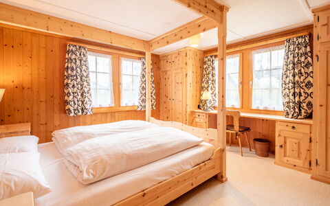 Chalet Cauma: Madera, Diseño De Interiores, Techo, Casa, Mueble, Habitación, Madera Dura, Manchas De Madera, Habitación, Cama