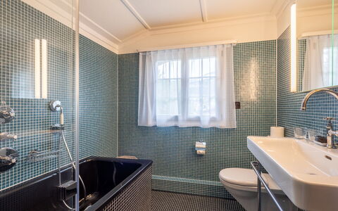 Chalet Cauma: Baño, Arreglo De Tubería, Piso, Diseño De Interiores, Suelo, Plomería, Bañera, Grifo, Loseta, Lavabo