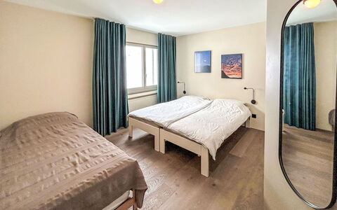 Casa Partnun 4-3: Cama, Diseño De Interiores, Mueble, Habitación, Suelo, Pared, Piso, Sábana, Madera, Techo