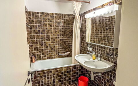 Casa Partnun 4-3: Pared, Arreglo De Tubería, Baño, Piso, Suelo, Diseño De Interiores, Asiento Del Baño, Baño, Plomería, Lavabo Del Baño