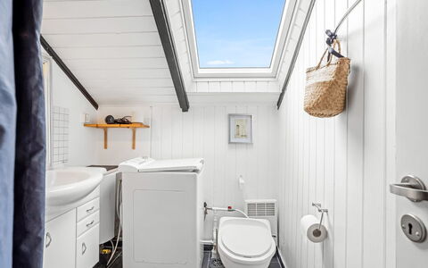 Ragnborg - 700M from the Sea: Arreglo De Tubería, Piso, Techo, Lavabo, Diseño De Interiores, Suelo, Baño, Grifo, Plomería, Baño