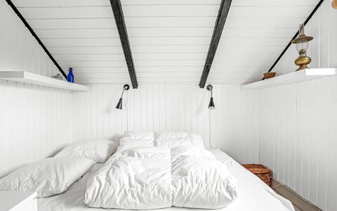 Ragnborg - 700M from the Sea: Habitación, Madera, Techo, Cama, Diseño De Interiores, Suelo, Encendiendo, Lecho, Sábana, Linos
