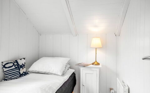 Ragnborg - 700M from the Sea: Habitación, Madera, Cama, Diseño De Interiores, Sábana, Suelo, Piso, Lecho, Linos, Techo