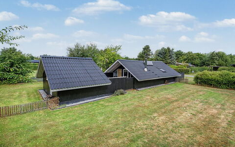 Ragnborg - 700M from the Sea: Hierba, Techo, Casa, Casa, Cabaña, Área Rural, Cobertura Del Suelo, Césped, Jardín, Pendiente