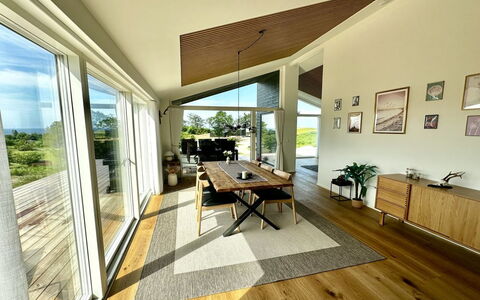 Theodora - 600M from the Sea: Madera, Diseño De Interiores, Techo, Piso, Suelos De Madera, Suelo, Casa, Madera Dura, Sala, Cocina Y Comedor Mesa