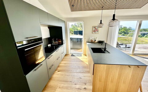 Theodora - 600M from the Sea: Cocina, Mostrador, Piso, Mueble, Diseño De Interiores, Aparato De Cocina, Suelo, Madera, Suelos De Madera, Gabinetes