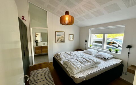 Theodora - 600M from the Sea: Diseño De Interiores, Pared, Madera, Piso, Suelo, Techo, Habitación, Mueble, Cama, Habitación