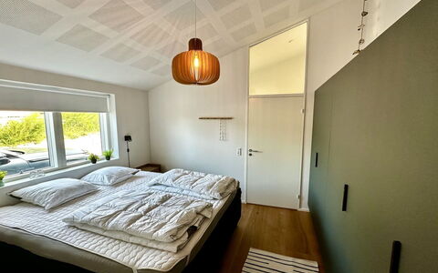 Theodora - 600M from the Sea: Diseño De Interiores, Cama, Habitación, Pared, Piso, Mueble, Suelo, Madera, Techo, Lámpara