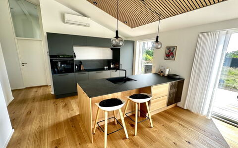 Theodora - 600M from the Sea: Mueble, Diseño De Interiores, Piso, Mostrador, Cocina, Madera, Suelo, Suelos De Madera, Techo, Gabinetes