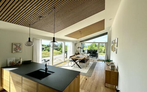 Theodora - 600M from the Sea: Diseño De Interiores, Madera, Techo, Piso, Mueble, Suelo, Suelos De Madera, Cocina Y Comedor Mesa, Casa, Cocina