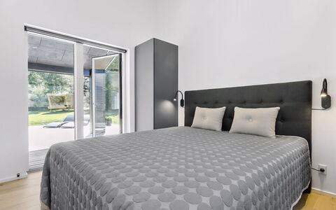 Theodora - 600M from the Sea: Cama, Habitación, Diseño De Interiores, Mueble, Piso, Lecho, Sábana, Suelo, Linos, Techo