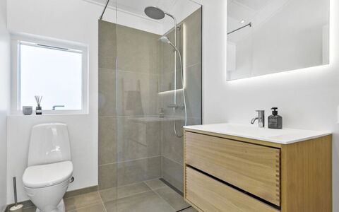 Theodora - 600M from the Sea: Baño, Piso, Suelo, Arreglo De Tubería, Diseño De Interiores, Lavabo Del Baño, Mueble De Baño, Baño, Lavabo, Grifo