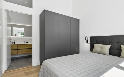 Theodora - 600M from the Sea: Mueble, Diseño De Interiores, Habitación, Cama, Piso, Pared, Suelo, Madera, Techo, Habitación