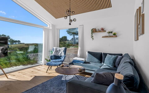 Theodora - 600M from the Sea: Diseño De Interiores, Madera, Mueble, Suelo, Techo, Piso, Sala, Sofá, Casa, Suelos De Madera