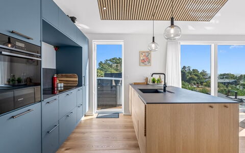 Theodora - 600M from the Sea: Cocina, Mostrador, Madera, Piso, Mueble, Diseño De Interiores, Aparato De Cocina, Gabinetes, Suelo, Techo