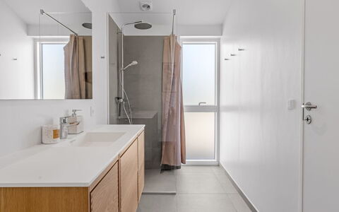 Theodora - 600M from the Sea: Piso, Suelo, Diseño De Interiores, Arreglo De Tubería, Pared, Lavabo Del Baño, Lavabo, Madera, Mueble De Baño, Baño