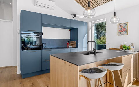 Theodora - 600M from the Sea: Mueble, Mostrador, Cocina, Diseño De Interiores, Piso, Gabinetes, Aparato De Cocina, Suelo, Madera, Techo