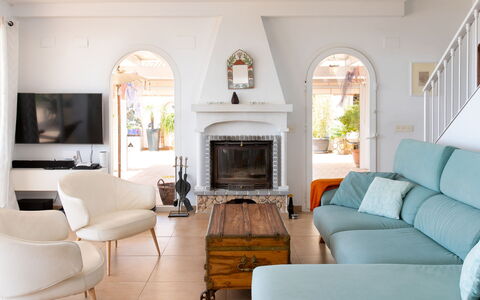 Lotus: Mueble, Diseño De Interiores, Sofá, Piso, Mesa, Sala, Casa, Suelo, Habitación, Silla