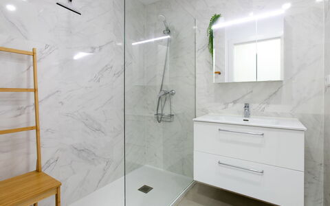 Sea Garden: Piso, Suelo, Arreglo De Tubería, Diseño De Interiores, Baño, Mueble De Baño, Plomería, Loseta, Grifo, Techo