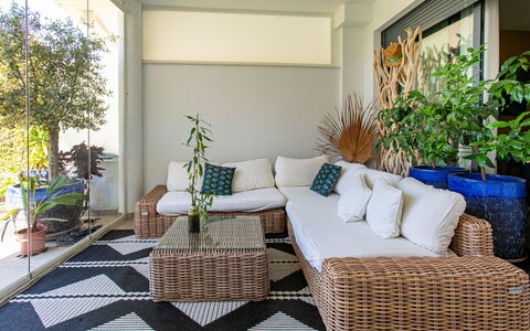 Sea Garden: Mueble, Sofá, Diseño De Interiores, Sala, Maceta, Piso, Suelo, Silla, Planta De Casa