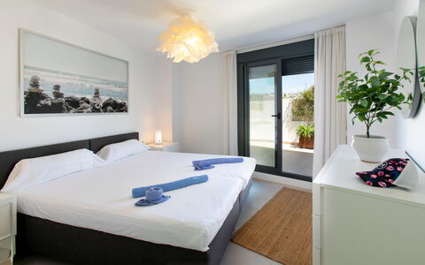 Sea Garden: Mueble, Diseño De Interiores, Cama, Habitación, Madera, Habitación, Suelo, Techo, Sábana, Piso