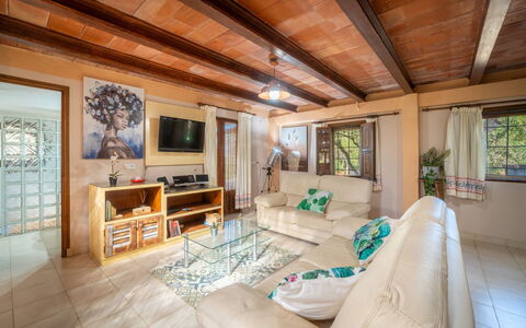 Es Racó de Campos: Mueble, Diseño De Interiores, Sofá, Piso, Suelo, Madera, Techo, Sala, Habitación, Casa