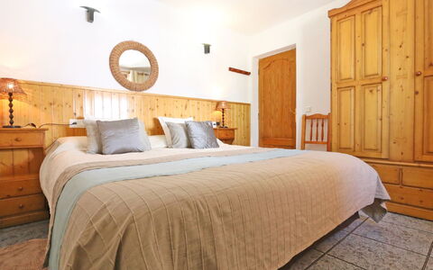 Cas Pobler: Mueble, Cama, Diseño De Interiores, Habitación, Madera, Techo, Sábana, Lecho, Piso, Suelo