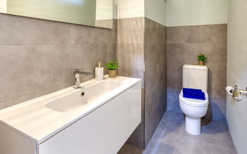 La Suntuosidad – Torremirona: Asiento Del Baño, Baño, Piso, Baño, Arreglo De Tubería, Pared, Suelo, Mueble De Baño, Diseño De Interiores, Plomería