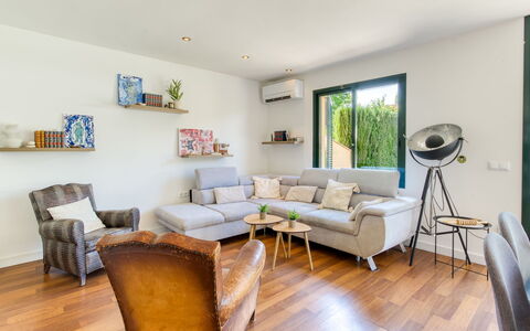 La Suntuosidad – Torremirona: Mueble, Diseño De Interiores, Sofá, Piso, Pared, Suelo, Madera, Habitación, Sala, Marco