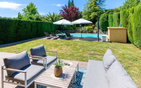 La Suntuosidad – Torremirona: Mueble, Mueble Para Exteriores, Silla, Jardín, Arbusto, Piscina, Sombra, Eco Hotel, Mesa Al Aire Libre, Paisajismo