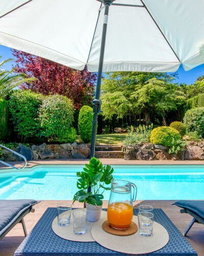 La Suntuosidad – Torremirona: Azul, Piscina, Paraguas, Mueble Para Exteriores, Mueble, Recurso, Sombra, Jardín, Ocio, Silla