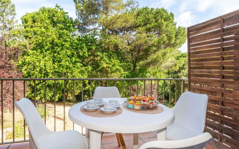 Sant Eloi: Mueble, Mueble Para Exteriores, Mesa Al Aire Libre, Silla, Porche, Jardín, Sombra, Cubierta, Manchas De Madera, Balcón