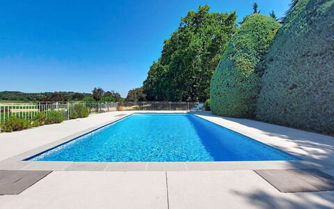 Chateau Payan: Azul, Piscina, Material Compuesto, Fuente De Agua, Jardín, Paisajismo, Sombra, Loseta, Recurso, Diseño