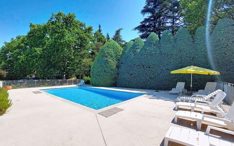 Chateau Payan: Azul, Piscina, Ocio, Recurso, Sombra, Jardín, Paisajismo, Fuente De Agua, Mueble Para Exteriores, Eco Hotel