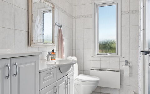 Velena - 150M from the Sea: Lavabo, Arreglo De Tubería, Diseño De Interiores, Baño, Piso, Suelo, Grifo, Lavabo Del Baño, Mueble De Baño, Gabinetes