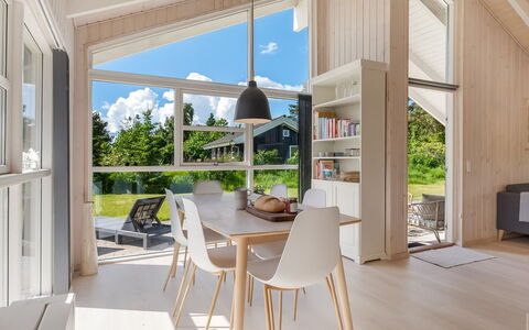 Kristine - 250M from the Sea: Madera, Techo, Piso, Diseño De Interiores, Suelo, Suelos De Madera, Casa, Sala, Madera Dura, Silla
