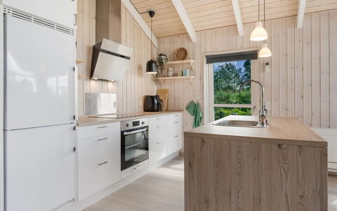 Kristine - 250M from the Sea: Cocina, Mostrador, Piso, Mueble, Madera, Diseño De Interiores, Gabinetes, Suelo, Aparato De Cocina, Techo