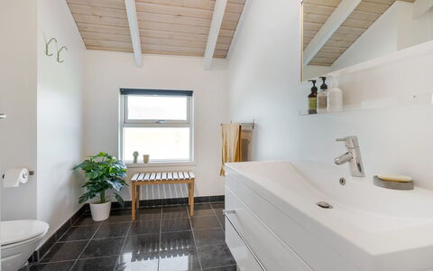 Kristine - 250M from the Sea: Piso, Arreglo De Tubería, Diseño De Interiores, Techo, Suelo, Baño, Lavabo, Grifo, Lavabo Del Baño, Plomería