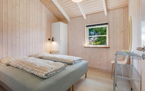 Kristine - 250M from the Sea: Madera, Diseño De Interiores, Techo, Habitación, Suelo, Casa, Habitación, Madera Dura, Manchas De Madera, Cama
