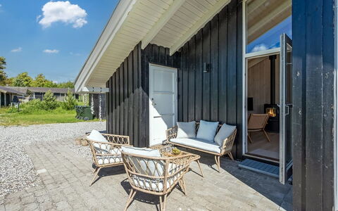 Kristine - 250M from the Sea: Sombra, Vía Muerta, Tablón, Madera Dura, Porche, Patio Interior, La Luz Del Día, Mueble Para Exteriores