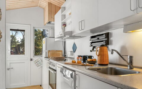 Into - 490M from the Sea: Cocina, Aparato De Cocina, Mostrador, Electrodoméstico, Madera, Diseño De Interiores, Estufa De Cocina, Fregadero, Electrodoméstico, Techo