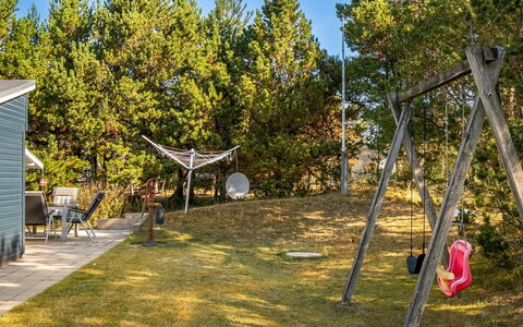 Into - 490M from the Sea: El Terreno Del Lote, Jardín, Sombra, Césped, Luz De Sol, Equipo De Juego Exterior, Patio Interior, Paisajismo, Yarda, Tobogán
