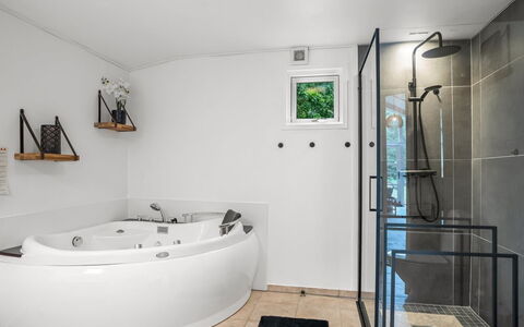 Eikka - from the Sea: Diseño De Interiores, Piso, Arreglo De Tubería, Bañera, Suelo, Techo, Baño, Habitación, Plomería, Grifo
