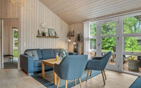 Eikka - from the Sea: Piso, Diseño De Interiores, Mueble, Madera, Suelo, Suelos De Madera, Sofá, Sala, Techo, Habitación
