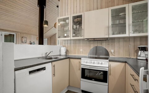 Eikka - from the Sea: Cocina, Mostrador, Piso, Aparato De Cocina, Diseño De Interiores, Techo, Madera, Electrodoméstico, Suelo, Gabinetes