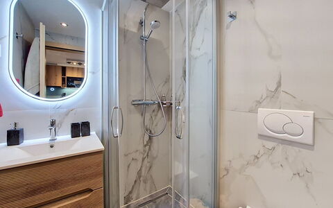 Snowfun B: Diseño De Interiores, Piso, Suelo, Arreglo De Tubería, Espejo, Baño, Mueble De Baño, Plomería, Lavabo Del Baño, Habitación