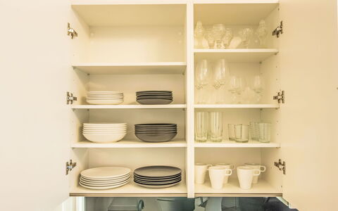 Krakovska: Estante, Estantería, Mueble, Gabinetes, Diseño De Interiores, Madera, Alacena, Piso, Cocina, Casa