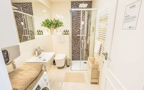 Soukenická: Diseño De Interiores, Piso, Suelo, Arreglo De Tubería, Lavadora, Plomería, Habitación, Baño, Mueble De Baño, Cuarto De Lavado