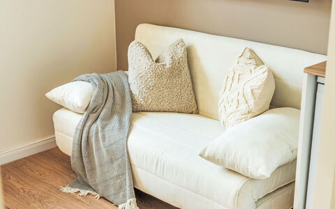 Soukenická: Mueble, Diseño De Interiores, Sofá, Amortiguar, Madera, Suelo, Piso, Arrojar La Almohada, Textil, Sala